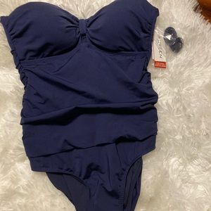 Jantzen Ladies Sz 6 One piece swim suit. NWT.